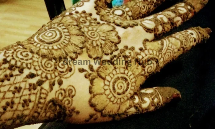 NILA MINA  MAHENDHI ARTIST